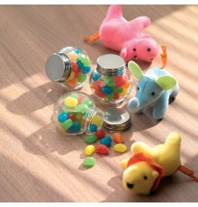 Bonbons multicolores dans un bocal en verre 